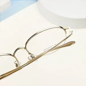 Occhiali da vista semicerchiati in titanio dorato per uomo e donna, montatura ottica rotonda.