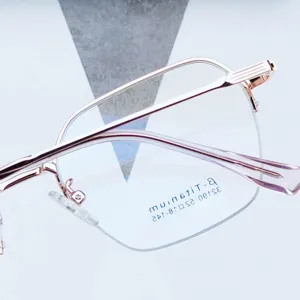 Montatura per occhiali poligonale in titanio oro rosa elegante, occhiali semicerchiati anti luce blu.