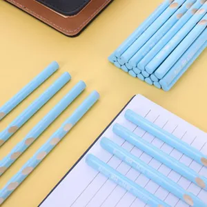 Set de lápices de madera HB azules con motivos de puntos en un escritorio amarillo.