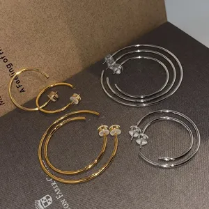 Minimalist set me metallikoys krikoys, chrysika kai argyra geometria skoularika design