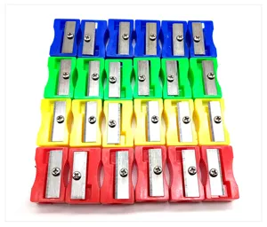 Sacapuntas de plástico de colores con hojas de metal, detalles de papelería compactos.