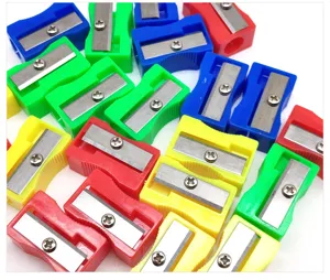 Sacapuntas de plástico de colores con cuchillas de metal, suministros escolares.