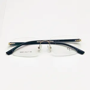 Occhiali da vista senza montatura da uomo business con ponte in metallo dorato ed eleganti aste nere.
