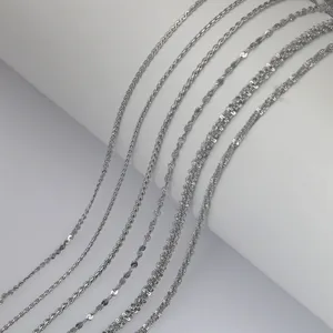 Catene per gioielli DIY in acciaio inossidabile primo piano, vari stili maglie argentate metalliche.