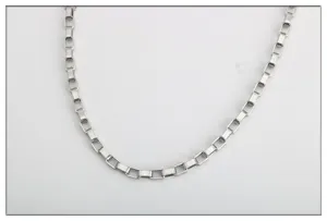 Edelstahl Vierkant Glieder Kette Halskette fuer Damen und Herren, minimalistischer Modestil.