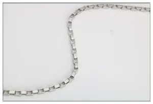 Nahaufnahme einer Edelstahl-Vierkantkette mit glänzender Metallstruktur und feinen Details.