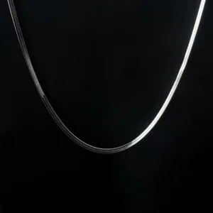 Nahaufnahme der flachen Schlangenkette aus edelstahl, minimalistisches silbernes accessoire.