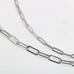 Detailansicht der Edelstahl Büroklammer Kette, glänzendes Gliederkettendesign für Layering.