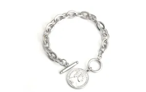 Zilverkleurige grove schakelarmband met T-sluiting en vintage munt portret hanger.