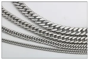 Vue de détail de chaînes gourmettes en acier inoxydable de différentes largeurs, métal.