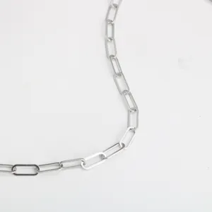 Edelstahl Paperclip Kette Halskette Detailaufnahme, silbernes Design mit Kettenglied.