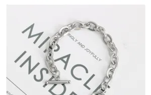 Chique zilveren metalen kettingarmband met OT-sluiting, minimalistische hippe dames sieraden.
