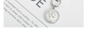 Vintage zilveren munt hanger ketting accessoire met koningin Elizabeth II profiel ontwerp.