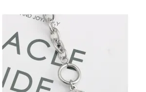 Gedetailleerde close-up van de stijlvolle metalen ketting armband schakel, zilver.