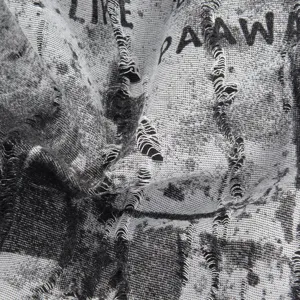 Gros plan du tissu en tricot déchiré avec texture grunge et style wasteland rétro.