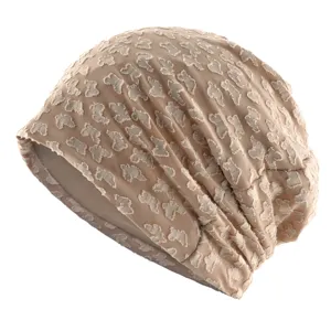 Bonnet slouchy léger et respirant pour femme avec détail motif zèbre, couvre-chef tendance d'été.