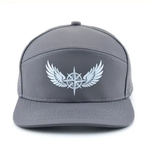 Casquette de baseball grise à visière plate avec design graphique boussole et ailes