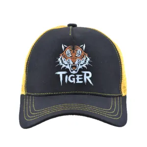 Gros plan détaillé du motif tigre avant et des panneaux arrière en maille jaune.