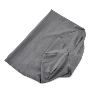 Vue détaillée du bonnet en soie glacée grise, montrant la texture du tissu léger et doux.