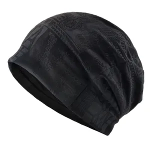Gros plan sur le bonnet souple et léger noir pour hommes, tissu respirant à motif discret.