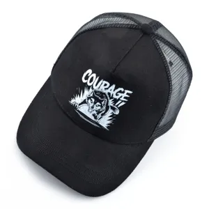 Gros plan sur la casquette de baseball noire en mesh avec motif loup et imprimé courage.