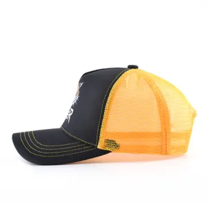 Casquette trucker en mesh noir et jaune avec motif tigre à l'avant, casquette respirante.