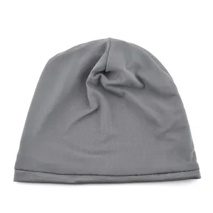 Gros plan détail du bonnet en soie glacée gris à résine montrant un tissu respirant.