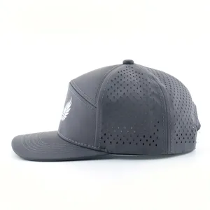 Casquette de baseball grise respirante avec perforations latérales pour sport et plein air.