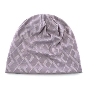 Bonnet en tricot léger et respirant avec motif monogramme classique pour l'été en plein air.