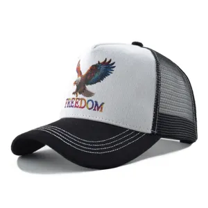 Casquette trucker respirante avec imprimé aigle, visière incurvée et surpiqûres blanches.