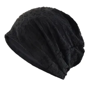 Gros plan sur la texture du bonnet slouchy noir léger et respirant à motif zébré.