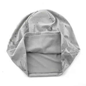 Détail du bonnet en résille légère, tissu à séchage rapide et motif imprimé tendance.