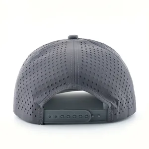 Vue détaillée de la casquette de baseball grise respirante perforée avec fermeture réglable.