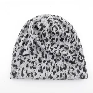 Gros plan détaillé sur le bonnet en tricot à imprimé léopard gris et noir, texture trouée.