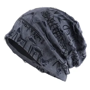 Gros plan de bonnet slouchy gris usé avec un design d'impression de lettres noires.