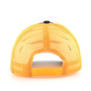 Détail de la vue arrière de la casquette trucker en mesh jaune respirant avec attache réglable.