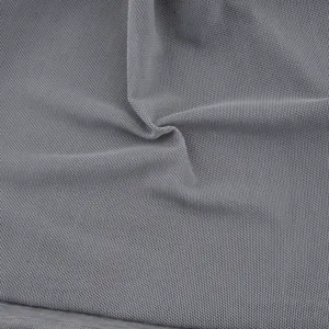 Vue détaillée du tissu en maille de soie glacée grise respirante pour bonnets légers.