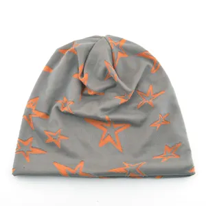 Bonnet slouchy gris avec motif d'étoiles orange, bonnet en tricot décontracté pour le printemps.