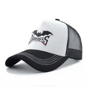 Casquette de camionneur classique noir et blanc avec imprimé chauve-souris gothique.