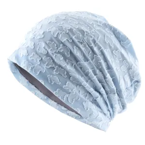 Bonnet slouchy respirant bleu clair, bonnet léger élégant avec texture zébrée pour femme.