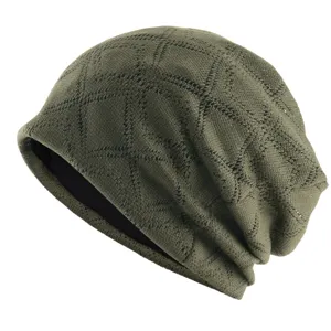 Gros plan sur la texture tricotée en mesh respirant et le motif losange du bonnet souple.