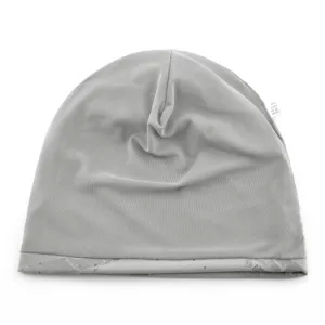 Détail de bonnet d'été en maille respirante légère, tissu gris à séchage rapide idéal.
