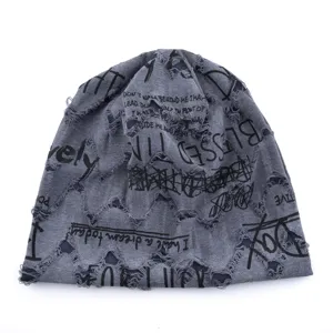 Bonnet slouchy gris effet usé avec imprimé lettres graffiti pour style streetwear tendance