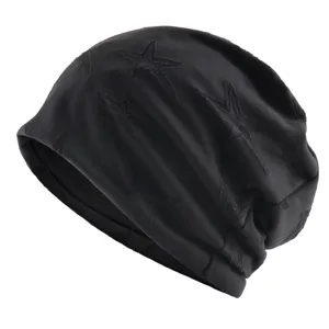 Bonnet slouchy noir avec motif d'étoile, bonnet en tricot fin pour le printemps et l'automne.