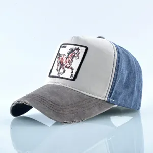 Casquette de baseball en coton vieilli brodé d'animaux, détail casquette trucker.