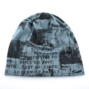 Vue détaillée du bonnet bleu et noir effet usé avec un design d'impression de texte unique.