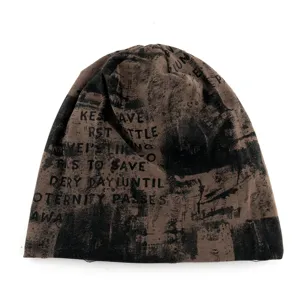 Vue détaillée bonnet slouchy style détruit automne hiver femme chapeau tricot marron.