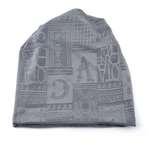 Bonnet en tricot gris pour homme, bonnet pull fin et respirant avec motifs tissés élégants.