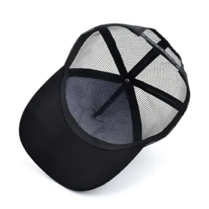Casquette de baseball trucker en mesh noir vue de détail, chapeau snapback respirant pour le sport.