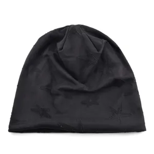 Bonnet slouchy noir tendance avec motif d'étoiles, idéal pour look streetwear.